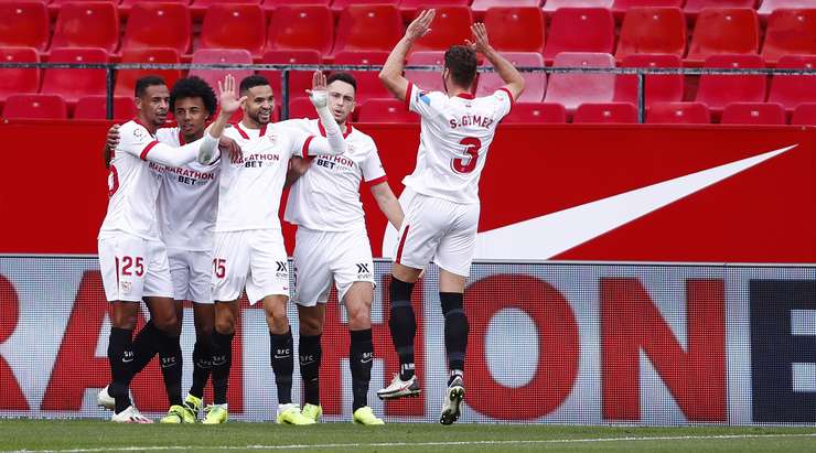 Suso tung một cú sút nguy hiểm và bóng đi trúng cột dọc bật ra. Youssef En Nesyri (Sevilla) đang đứng ở bên trong vòng cấm liền có mặt kịp thời và dứt điểm nhanh vào góc thấp bên trái khung thành, không cho thủ môn một cơ hội nào. Tỉ số bây giờ là 1:0.