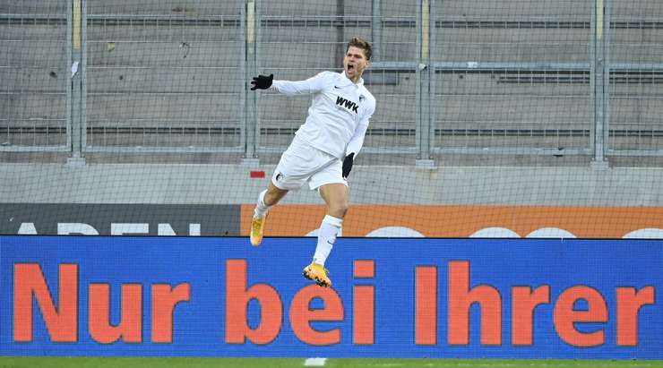Vào! Florian Niederlechner (Augsburg) vừa có bàn thắng theo một cách không thể dễ dàng hơn: đưa vào lưới trống từ cự ly rất gần sau khi bóng bị bật ra từ thủ môn. Tỉ số là 2:1.