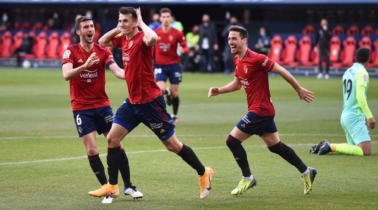 Ante Budimir (Osasuna) nhận một đường chuyền thú vị bên trong vòng cấm và anh tung một cú sút chìm chuẩn xác vào góc thấp bên phải khung thành. Một pha dứt điểm rất hiểm!