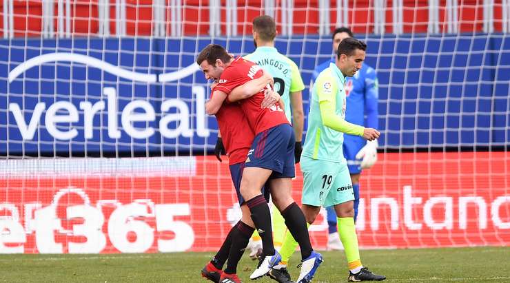 Vào! Jon Moncayola (Osasuna) thể hiện nền tảng kỹ thuật tuyệt vời của mình với một cú sút một chạm từ ngay bên ngoài vòng cấm, bóng đi vào góc thấp bên phải khung thành. Tỉ số là 3:1.