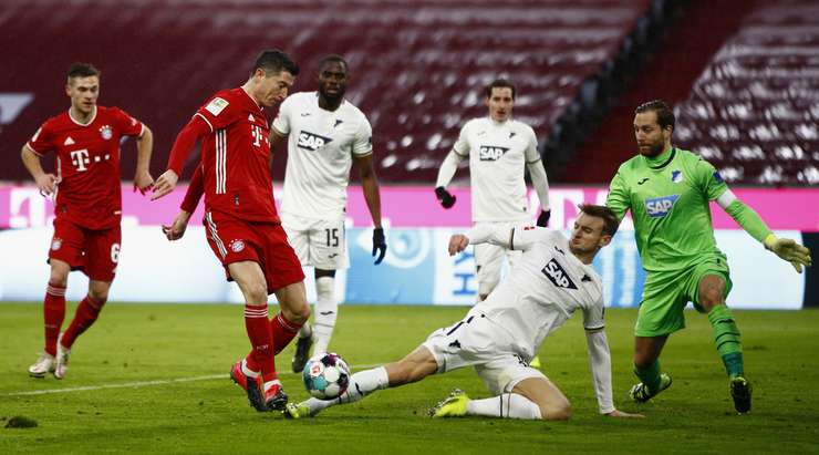 Vào! Robert Lewandowski (Bayern Munich) sút bóng bật ra vào góc phải phía dưới sau khi bóng đến chỗ anh ấy trong vòng cấm. Tỉ số là 3:1.