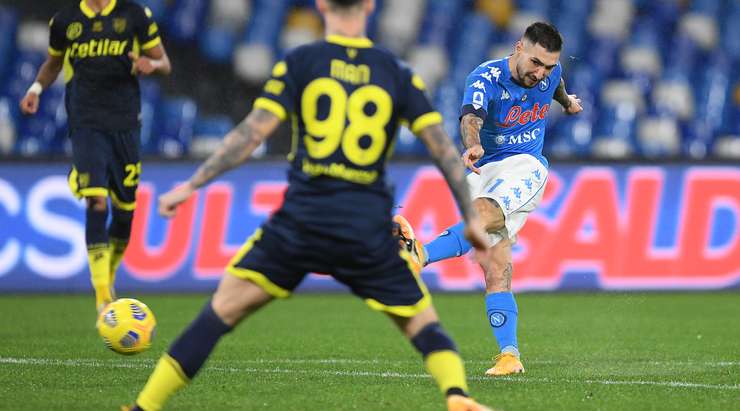 Matteo Politano (Napoli) đón một đường chuyền tuyệt vời và đột phá qua hàng phòng ngự đối phương trước khi tung ra một cú sút tầm trung, đưa bóng vượt qua thủ môn vào mé trong cột dọc bên phải.