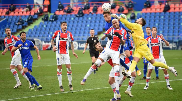 Takefusa Kubo (Getafe) tạt bóng từ quả phạt góc, nhưng thủ môn Fernando Pacheco thi đấu tập trung và hóa giải tình huống thành công.