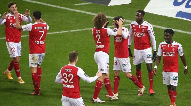 Vào! Jessy Moulin đã chạm được những đầu ngón tay vào bóng sau cú sút của Boulaye Dia (Reims), nhưng chừng đó thôi không đủ ngăn trái bóng đi vào góc thấp bên phải khung thành.
