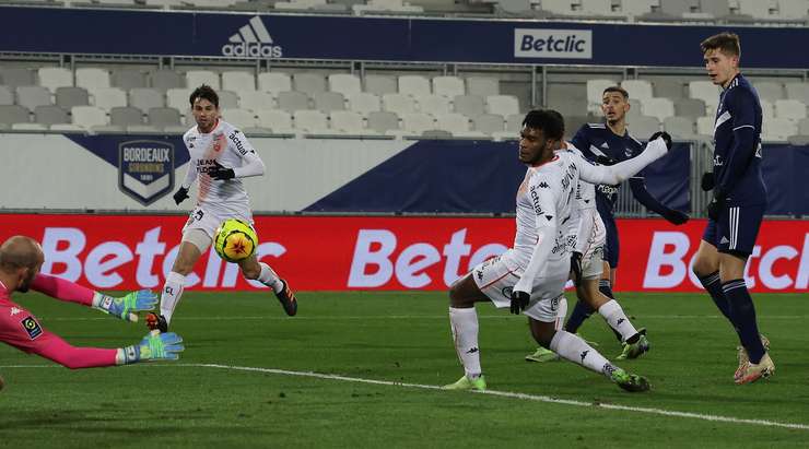 Vào! Youssouf Sabaly chuyền bóng cho Remi Oudin (Bordeaux) và cầu thủ này có một cú sút bị bị đổi hướng ngay trong vòng cấm, khiến thủ môn Matthieu Dreyer không thể làm gì được. 2:1.