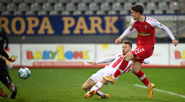 Tỉ số là 3:0! Ermedin Demirovic chuyền bóng cho Roland Sallai (Freiburg) trong vòng cấm, người không bị ai kèm và sút bóng vào góc trái phía dưới.