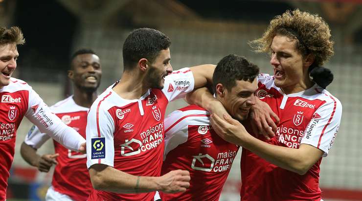Vào! Quả đá phạt được thực hiện bởi Mathieu Cafaro (Reims). Bóng chạm nhẹ vào một cầu thủ đối phương và đi từ từ vào lưới trong sự bất lực của thủ môn Jessy Moulin. Tỉ số là 3:0.