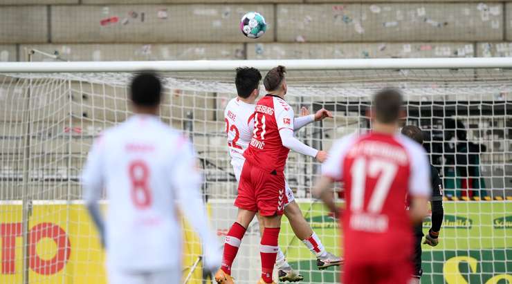 Ermedin Demirovic (Freiburg) đối mặt với thủ môn và ra chân rất nhanh, gọn gàng đưa bóng vào lưới!