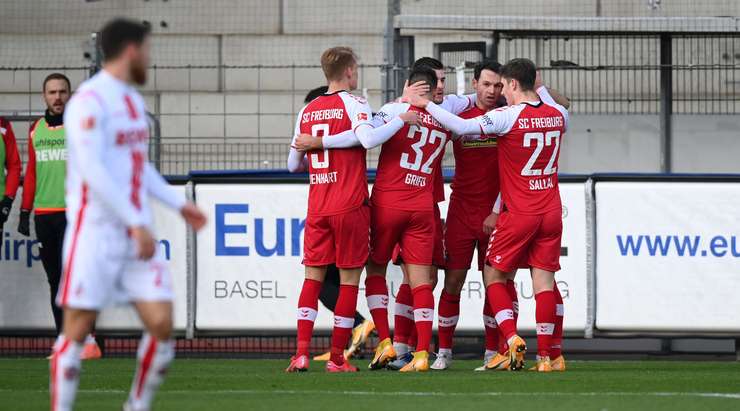 VÀO! Nicolas Hofler (Freiburg) cướp lấy quả bóng tại rìa vòng cấm sau một sai lầm tai hại của hàng thủ đối phương tung cú sút mạnh vào lưới. Tỉ số lúc này là 2:0.