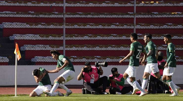 Vào! Rodrigo Ramallo (Bolivia) đã không do dự tung cú sút ngay ngoài vòng cấm. Đó là một cú sút căng tuyệt đẹp vào góc cao bên phải khung thành, đánh bại thủ môn đối phương.