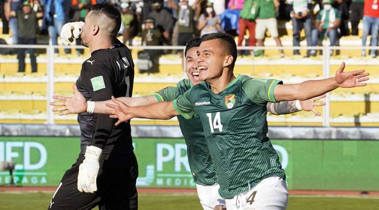 Vào! Marcelo Moreno chuyền bóng đến chân của Moises Villarroel (Bolivia), người đứng trước mành lưới trống và không gặp khó khăn đệm bóng vào khung thành. 2:0.