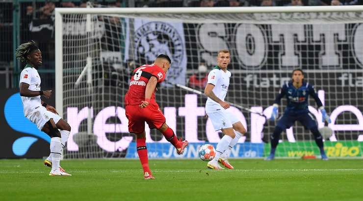 Một màn trình diễn kĩ thuật đặc sắc của Konstantinos Mavropanos (VfB Stuttgart). Anh ấy nhận đường chuyền của đồng đội và tung một cú sút sấm sét không thể cản phá, khiến thủ môn chỉ biết đứng nhìn. Cú sút đi thẳng vào góc thấp bên trái.