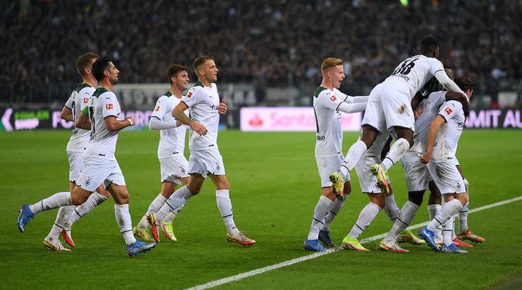 Jonas Hofmann (B. Monchengladbach) có mặt sau một đường bóng bật ra, anh chỉnh bóng và ghi bàn với một cú sút chuẩn xác.