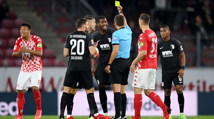 Reece Oxford (Augsburg) bị phạt một thẻ vàng vì hành vi của mình.