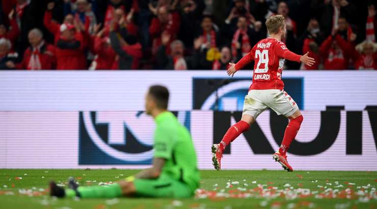 Vào! Tình huống phối hợp nhịp nhàng ở ngoài rìa vòng cấm với Karim Onisiwo mở ra cho Jonathan Burkardt (Mainz) một cơ hội ghi bàn mười mươi. Anh không làm đồng đội thất vọng khi đánh bại thủ môn đối phương với một cú sút đi thẳng vào góc trái khung thành. Tỉ số là 4:1.
