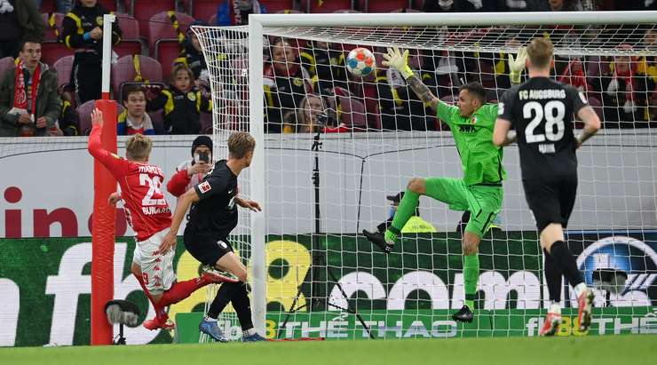 Vào! Karim Onisiwo thực hiện một đường lob bóng gọn gàng vào vòng cấm cho Jonathan Burkardt (Mainz), người đã chiến thắng trong pha không chiến với hậu vệ đối phương trước khi đánh đầu từ cự ly gần vào góc cao, làm tung nóc lưới. Tỉ số là 3:0.