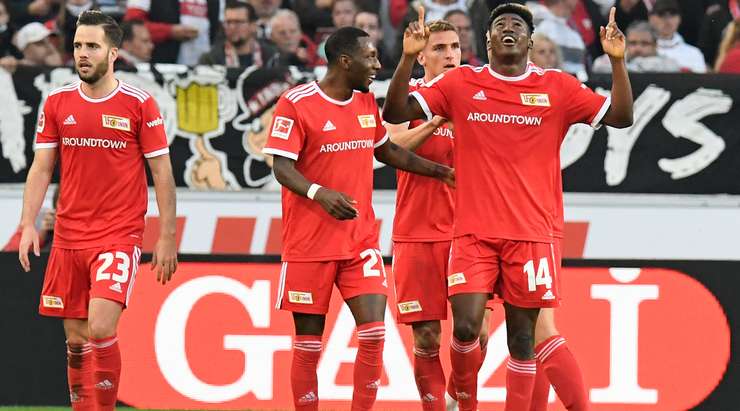 Vào! Taiwo Awoniyi (Union Berlin) thể hiện nền tảng kỹ thuật tuyệt vời của mình với một cú sút một chạm từ ngay bên ngoài vòng cấm, bóng đi vào góc thấp bên phải khung thành. Tỉ số là 0:1.
