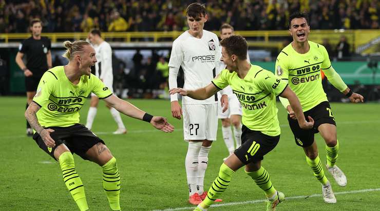 Vào! Julian Brandt đưa bóng qua vòng cấm và Thorgan Hazard (Dortmund) đã có một nhiệm vụ dễ dàng nhất thế giới để đưa bóng vào lưới trống. 1:0.