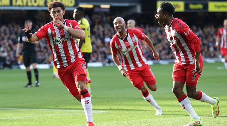 Vào! Che Adams (Southampton) len lỏi qua các cầu thủ đối phương trước khi tung một cú sút tuyệt diệu từ rìa vòng cấm vào góc cao bên phải mành lưới. Thủ môn Ben Foster đã không có cơ hội nào để chạm vào quả bóng. Tỉ số là 0:1.