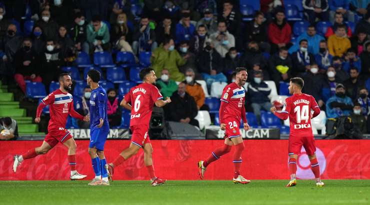 Vào! Sergio Gomez Sola (Espanyol) đã có mặt đúng lúc đúng chỗ để chộp lấy bóng bật ra trong vòng cấm, và anh ấy sút bóng thành bàn. Tỉ số là 1:1.