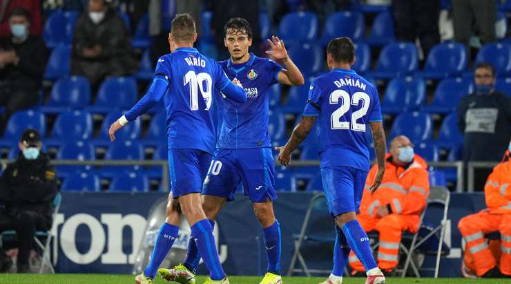 VÀO! Và đó là một bàn thắng quá đẹp! Enes Unal (Getafe) Chạy chỗ bên trong vòng cấm và tung người dứt điểm như một diễn viên xiếc nhào lộn. 1:0.
