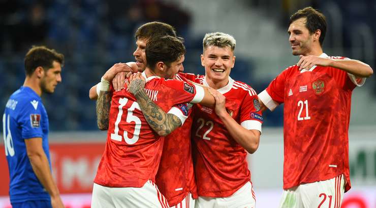 Fedor Smolov (Nga) thoát xuống sau đường chuyền từ Aleksey Miranchuk, anh lao vào vòng cấm và tung cú sút như búa bổ về phía góc cao khung thành trong tư thế đối mặt với thủ môn.