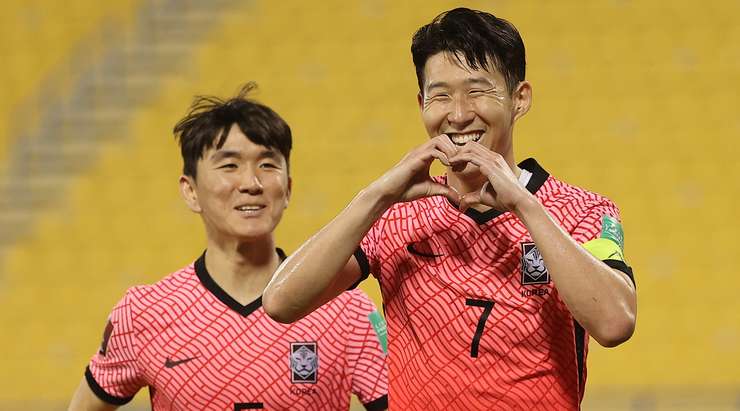 Vào! Heung-Min Son (Hàn Quốc) giành chiến thắng trên chấm phạt đền bằng một cú sút chìm không thể cản phá, vượt qua tầm với của thủ môn Fahad Talib vào giữa khung thành.