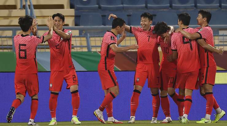 Vào! Jae-Sung Lee (Hàn Quốc) với một pha dứt điểm tuyệt vời trong vòng cấm. Anh ấy tạo khoảng trống cho mình sau khi khống chế gọn gàng một đường chuyền từ đồng đội và sút bóng vào góc thấp bên trái khung thành.
