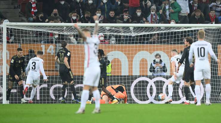 Một cú sút tuyệt vời! Mads Pedersen (Augsburg) thể hiện sự bình tĩnh tuyệt vời trong vòng cấm để tung một cú sút nhanh vào phía trong cột dọc bên phải. Tỉ số là 1:0.