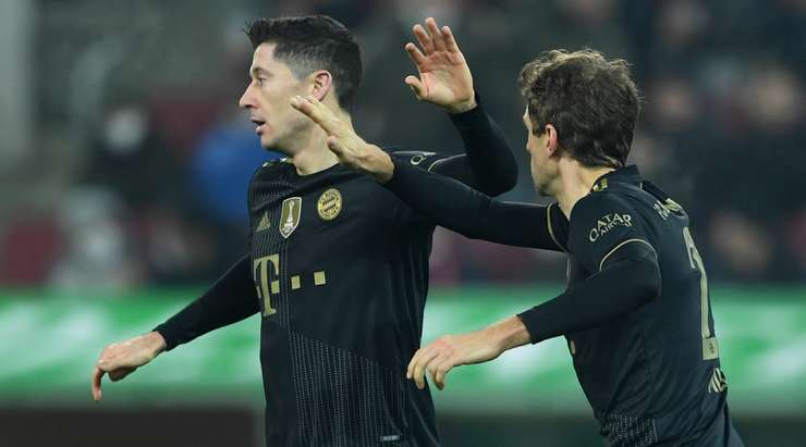 Vào! Robert Lewandowski (Bayern Munich) tung một cú sút một chạm trong vòng cấm và đánh bại thủ môn đối phương. Bóng đi thẳng vào ngay giữa khung thành. 2:1.