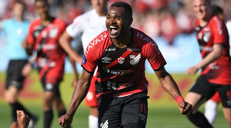 VÀO! Nikao (Athletico-PR) phản xạ rất nhanh, anh xoay người vô-lê sau một tình huống bóng lập bập bên trong vòng cấm. Tỉ số là 1:0.