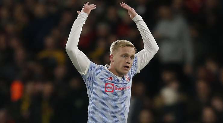 VÀO! Donny van de Beek (Manchester United) ghi bàn với một cú đánh đầu từ cự li gần sau khi Cristiano Ronaldo đánh đầu một quả tạt bổng rất chính xác vào đúng hướng di chuyển của anh. Tỉ số là 2:1.
