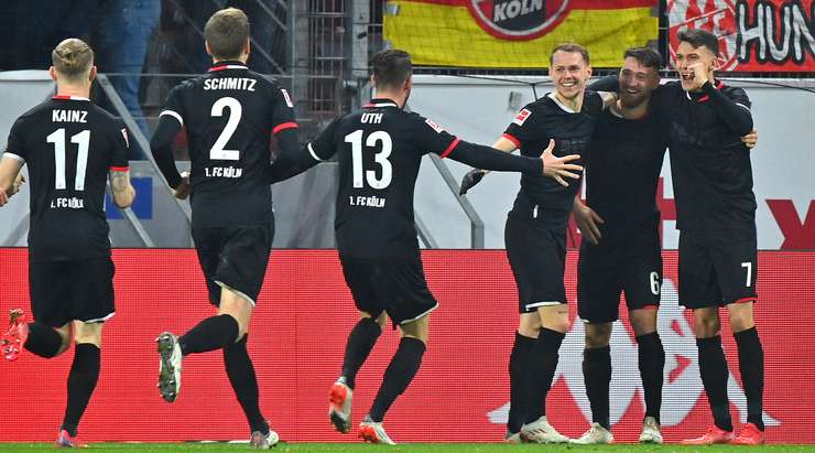 Một quả đá phạt được thực hiện hoàn hảo! Mark Uth treo bóng vào, Salih Ozcan (Köln) bật cao ở gần chấm phạt đền để tung một cú đánh đầu tuyệt vời đi chìm vào lưới. Tỉ số là 1:1.