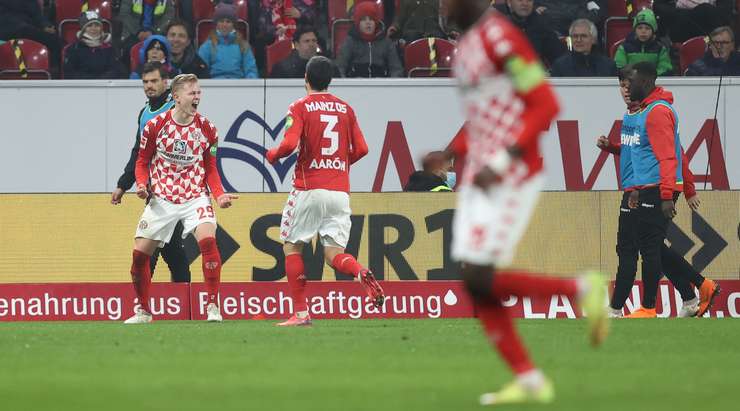 Jonathan Burkardt (Mainz) có một pha đi bóng độc diễn tuyệt vời và dứt điểm từ trong vòng cấm, đánh bại thủ môn Timo Horn với một cú sút vào góc trái phía dưới. Tỉ số bây giờ là: 1:0.