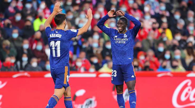 Vào! Ferland Mendy (Real Madrid) nhận một đường chuyền ngắn rất vừa tầm từ Casemiro ở một vị trí bên trong vòng cấm, anh lách người và tung một cú sút không thể cản phá vào góc thấp bên phải khung thành. Tỉ số là 1:4.