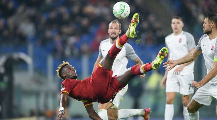 VÀO! Tammy Abraham (AS Roma) phản xạ rất nhanh, anh xoay người vô-lê sau một tình huống bóng lập bập bên trong vòng cấm. Tỉ số là 4:0.