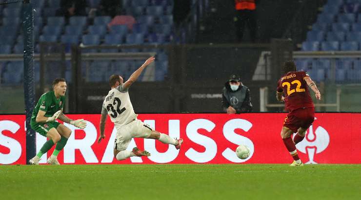 Nicolo Zaniolo (AS Roma) ghi bàn! Nicolo Zaniolo (AS Roma) được kiến tạo bởi Jordan Veretout và anh ấy đã cho thấy sự bình tĩnh tuyệt vời trong vòng cấm để sút vào bên trái mành lưới. 2:0.
