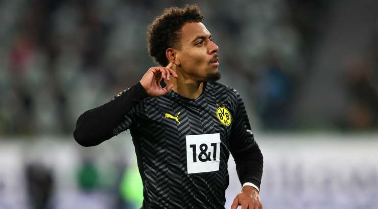 Vào! Đường kiến tạo xuất sắc của Marco Reus mở ra rất nhiều khoảng trống cho Donyell Malen (Dortmund) ở ngoài rìa vòng cấm. Quan sát thấy thủ môn đang lên cao, cầu thủ này lạnh lùng tỉa bóng chính xác vào góc dưới bên trái khung thành. Tỉ số là 1:2.