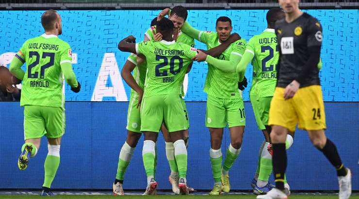 Wout Weghorst (Wolfsburg) bật cao để đón một quả tạt và ghi bàn bằng một cú đánh đầu rất may mắn vào chính giữa khung thành.