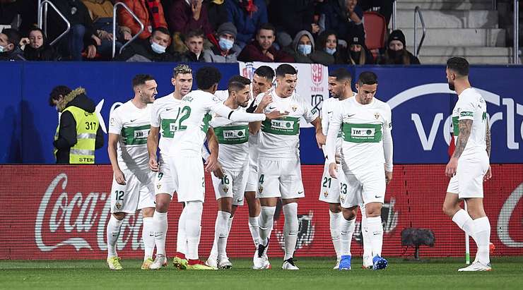 VÀO! Bóng được treo vào từ quả phạt góc và Fidel (Elche) chạy chỗ rất tốt để tung một cú đánh đầu thẳng vào góc thấp bên phải. Tỉ số của trận đấu đã được nâng lên: 1:1.