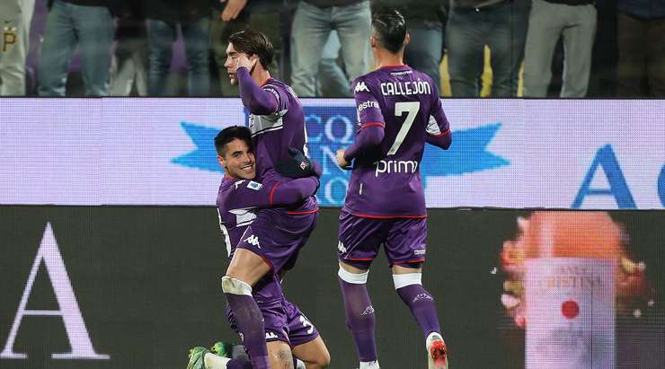Vào! Bằng một đường chuyền vượt qua cả tầm với của thủ môn, Giacomo Bonaventura dọn cỗ cho Dusan Vlahovic (Fiorentina) ghi một bàn thắng không thể dễ dàng hơn, và cầu thủ này không phạm một sai lầm nào với cú đánh đầu đập đất từ cự ly gần chính giữa khung thành trống. Tỉ số là 2:1.
