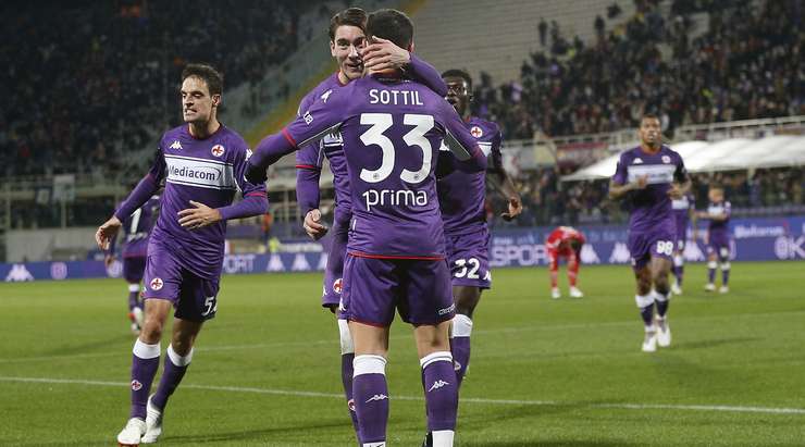 Vào! Riccardo Sottil (Fiorentina) chớp cơ hội sau một tình huống bóng bật ra trong vòng cấm và đánh bại thủ môn với một cú sút vào ngay giữa khung thành. Tỉ số đã được nâng lên: 3:1.