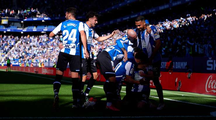 Adria Pedrosa (Espanyol) đón quả phạt góc và sút bóng từ rìa vòng cấm. Đó là một cú sút chìm vào góc thấp bên phải. Một pha dứt điểm tuyệt vời.