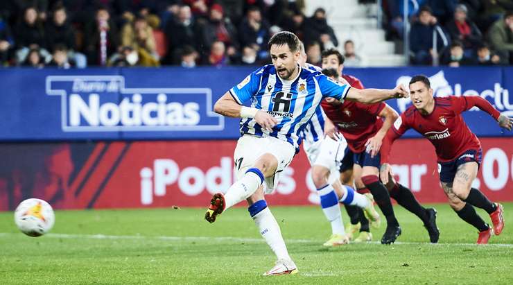 Vào! Adnan Januzaj (Real Sociedad) tinh quái dừng lại một nhịp trước khi sút, chờ cho thủ môn Sergio Herrera đổ người trước khi bình tĩnh đưa bóng vào góc trái khung thành.