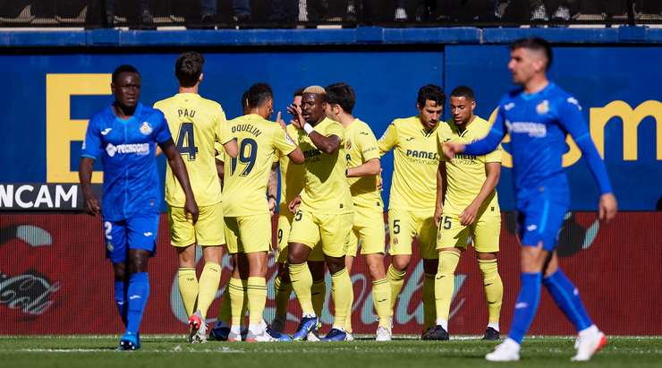 Manu Trigueros (Villarreal) tìm thấy khoảng trống bên trong vòng cấm để đón một quả tạt tuyệt đẹp và tung một cú sút chìm chính xác đưa bóng vào góc trái phía dưới khung thành.