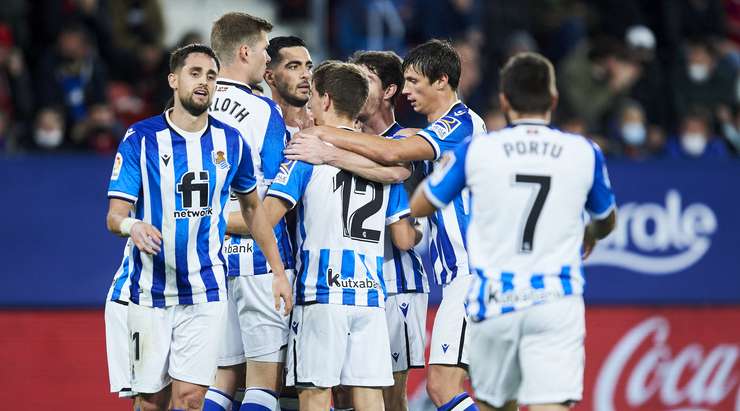 Mikel Merino (Real Sociedad) ghi bàn! Anh ấy đón một đường chuyền của đồng đội và tung một cú sút hoàn hảo từ rìa vòng cấm, đi vào phía trong cột dọc bên trái khung thành, vượt quá tầm với của thủ môn.