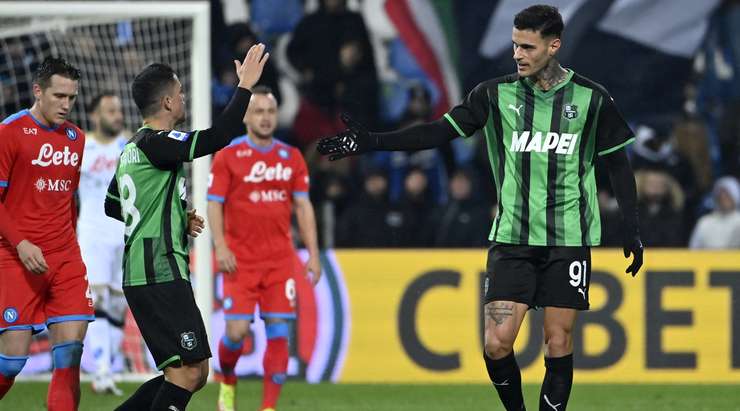 Gianluca Scamacca (Sassuolo) đón đường căng ngang hoàn hảo vào sâu bên trong vòng cấm từ Giorgos Kyriakopoulos và khống chế bóng một cách tinh tế. Tiếp theo, anh tung một cú sút chuẩn xác vào nóc lưới, nâng tỉ số lên: 1:2.