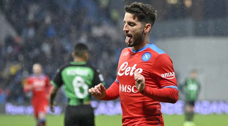 Dries Mertens (Napoli) nhận một đường chuyền thú vị bên trong vòng cấm và anh tung một cú sút trái phá chính xác vào phía trong cột dọc bên trái. Một pha dứt điểm tuyệt đẹp!