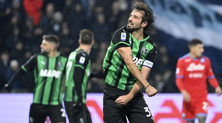 VÀO! Domenico Berardi cứa bóng từ vị trí đá phạt vào vòng cấm và Gian Marco Ferrari (Sassuolo) thoát khỏi người theo kèm để tung một cú đánh đầu xuất sắc, đánh bại thủ môn David Ospina và đưa bóng vào góc cao bên phải mành lưới. Tỉ số là 2:2.