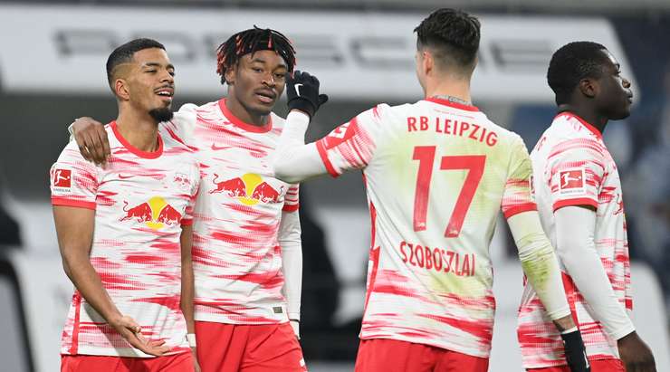 Vào! Từ ngoài vòng cấm địa, Benjamin Henrichs (RB Leipzig) kiểm soát gọn gàng một đường chuyền chính xác từ Christopher Nkunku. Anh quan sát nhanh và tung một cú sút không thể cản phá đi thẳng vào góc thấp bên trái khung thành. Tỉ số là 4:1.